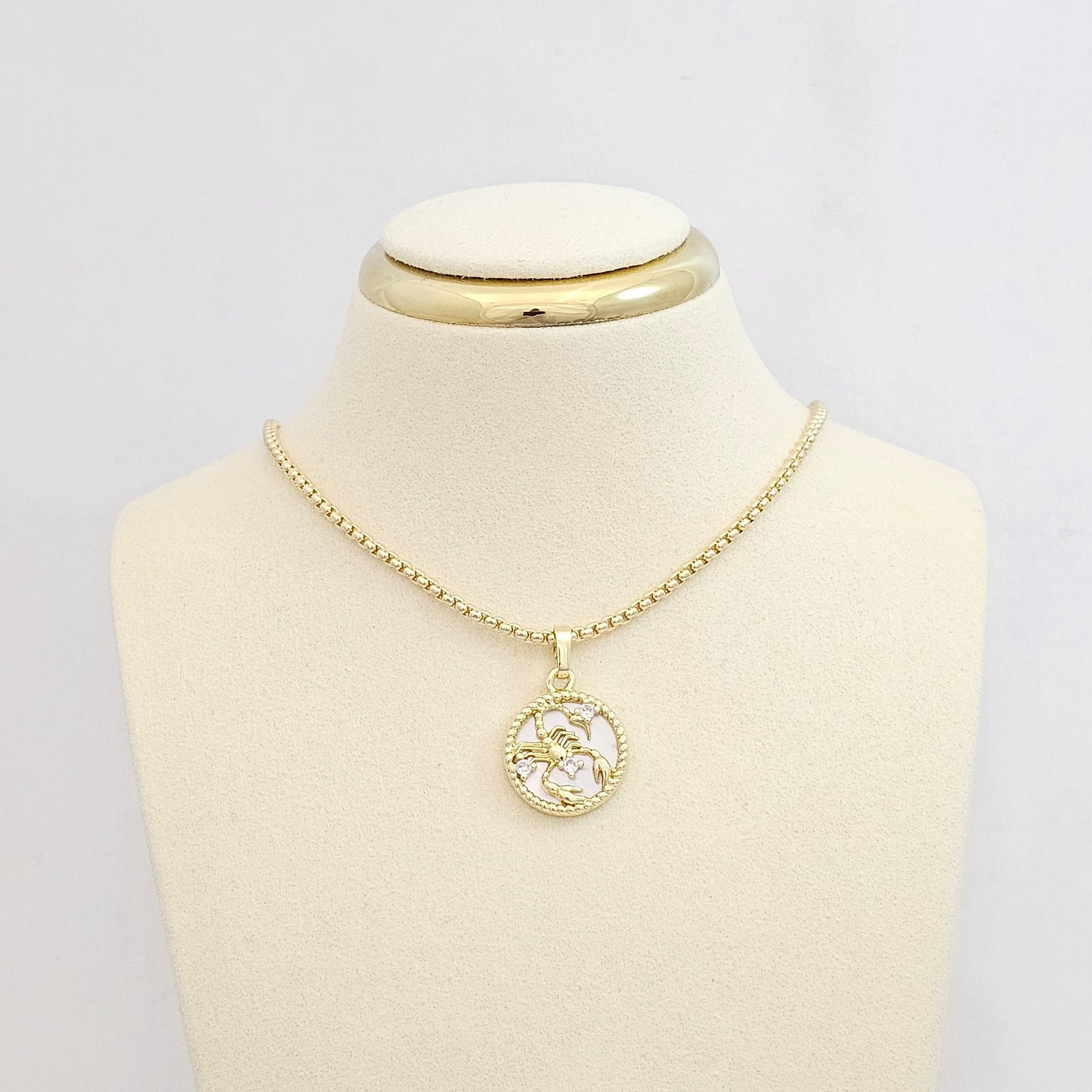 DIJE CIRCULO NARCAR SIGNO ESCORPIO DORADO RF K7578