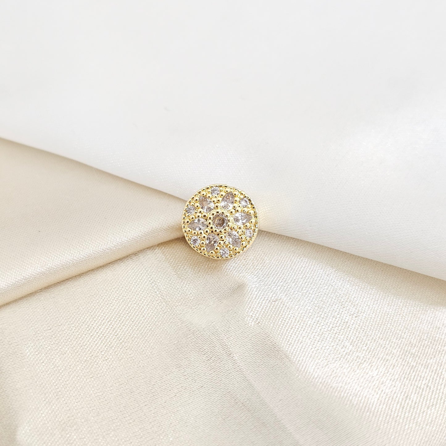 CHARM REDONDO CON FLOR CIRCONES DORADO RF K7789
