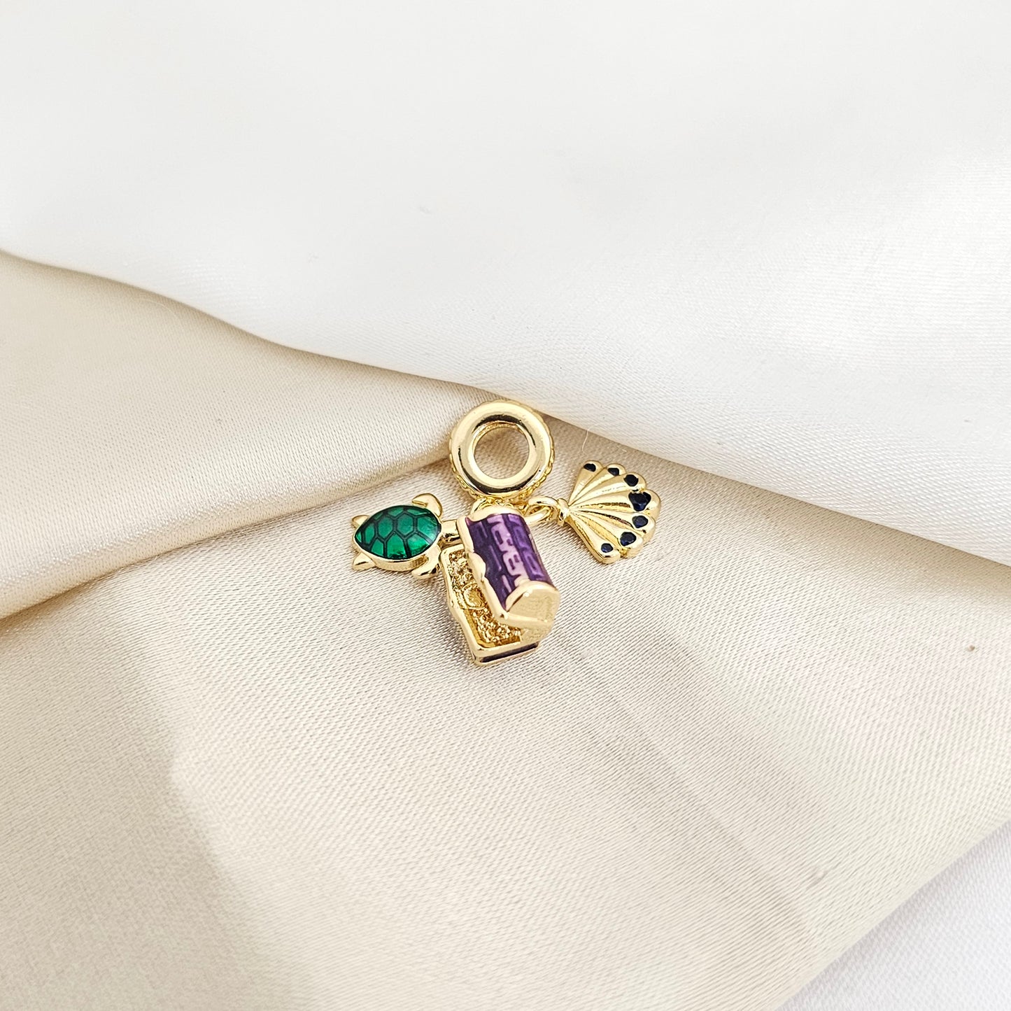 CHARM COFRE MORADO TORTUGA VERDE Y CONCHA DORADO RF K7800