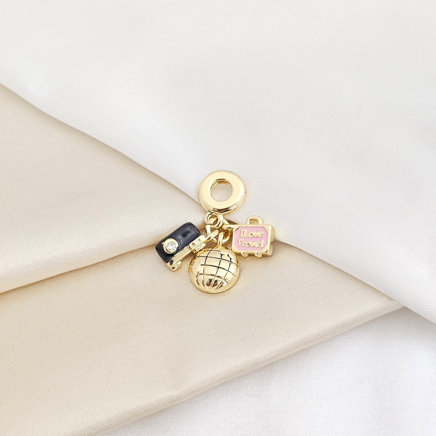 CHARM PLANETA CAMARA NEGRA Y CARTERA DORADO RF K7865