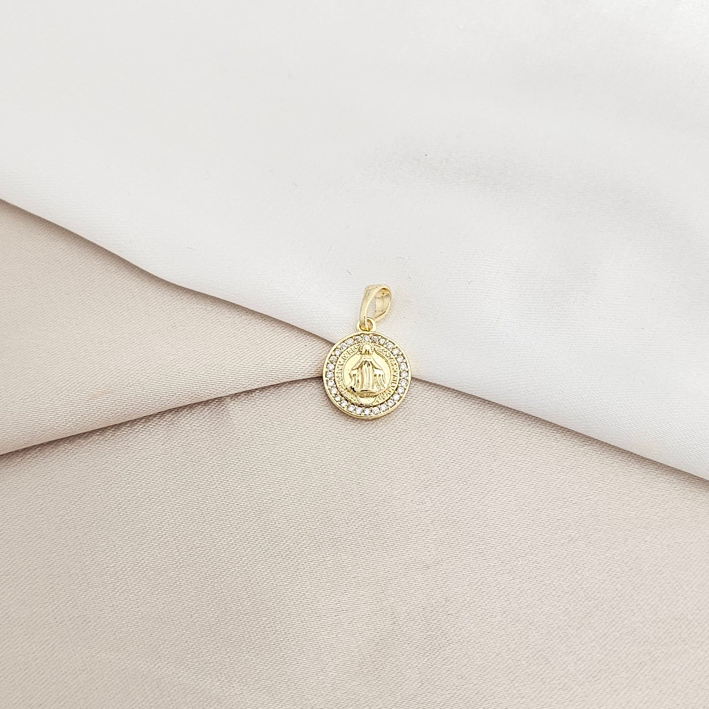 DIJE CIRCULO CON MINI VIRGEN MILAGROSA DORADO RF K7964