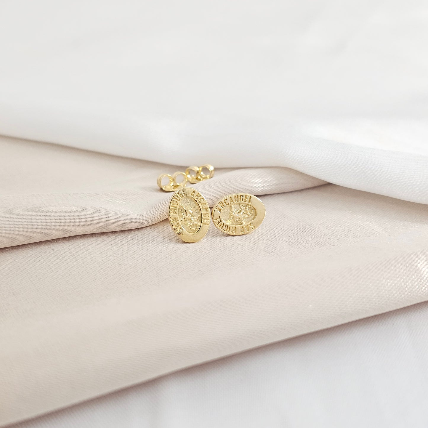 ARETES TOPO SAN MIGUEL ARCANGEL LAM 18K B/34063