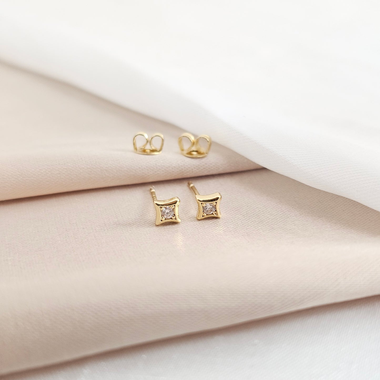 ARETAS TOPO DUADRA CRYSTAL 4MM LAM 18K B/30038
