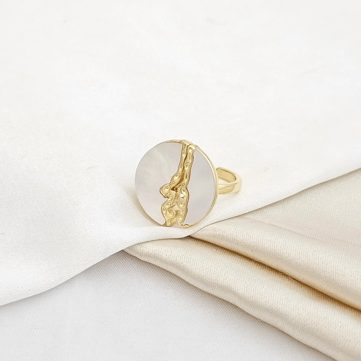 Anillo Almeja Dorado Con Nacar Rf K5269