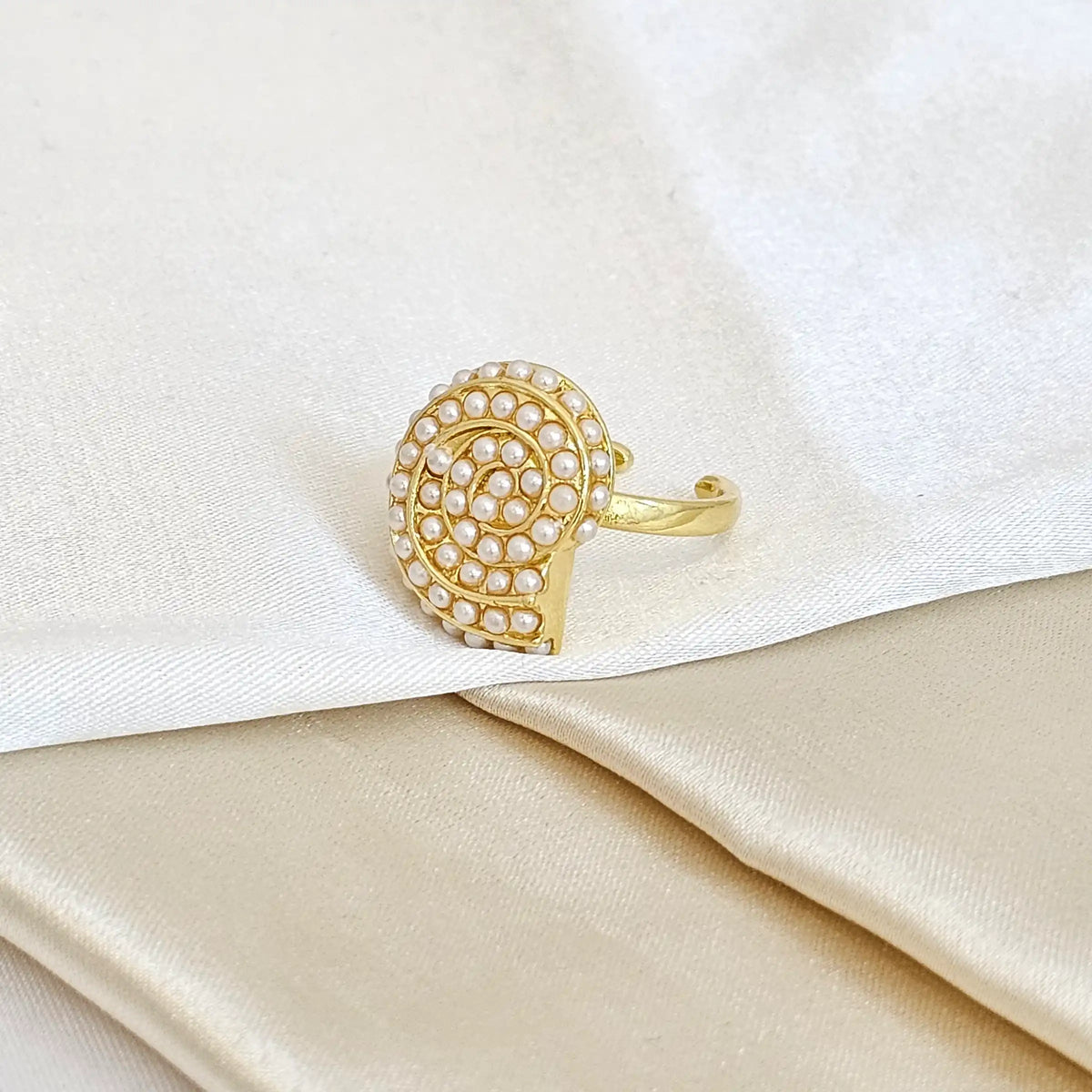 Anillo Caracol Con Perlas Dorado Rf K4433