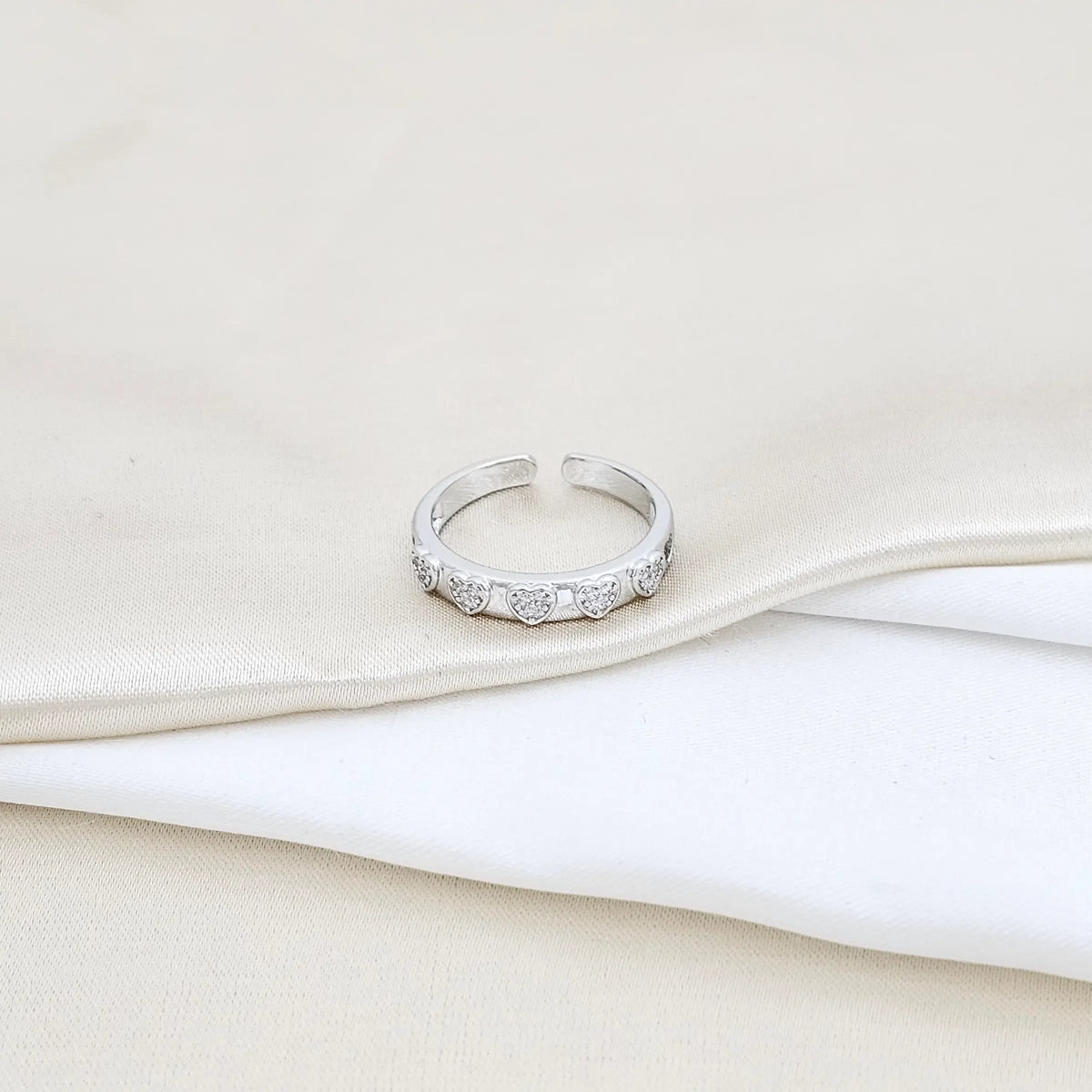 Anillo Cinco Corazones Con Circones Plateado Rf K5813