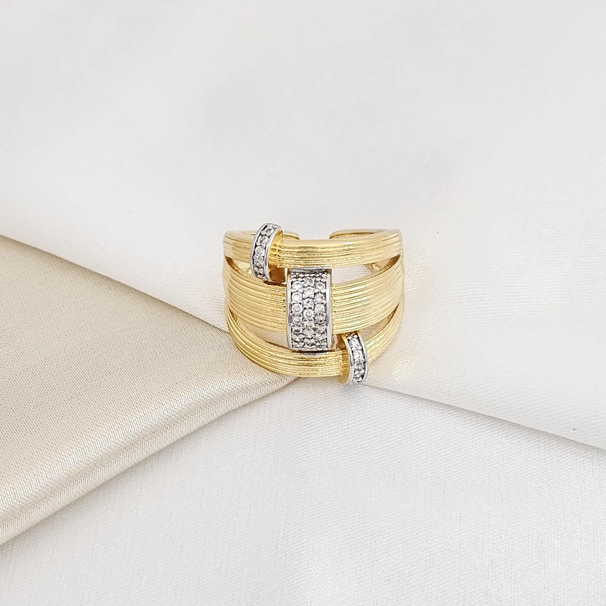 Anillo Con Lineas Dorado Con Circones Plateados Rf K5522