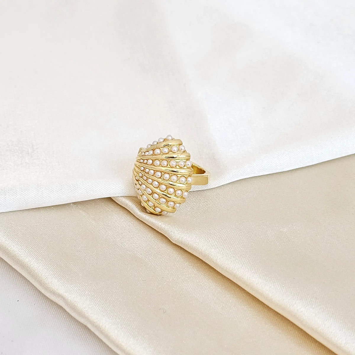 Anillo Concha Con Perlas Dorado Rf K4435