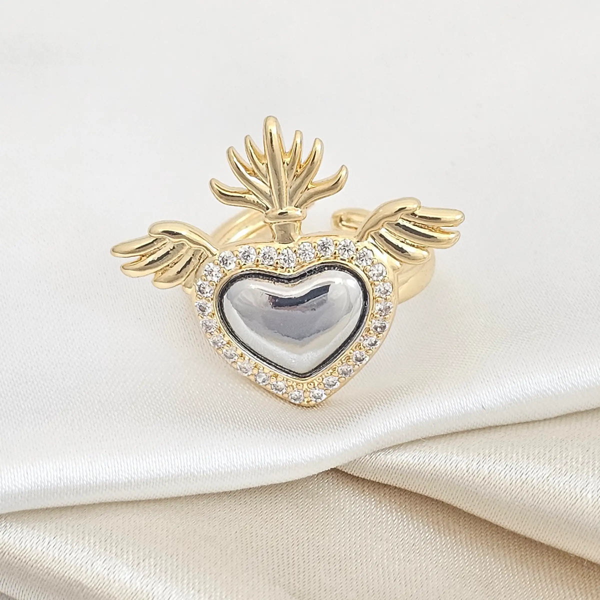 Anillo Corazon Plateado Con Alas Y Circones Dorado Rf K4918