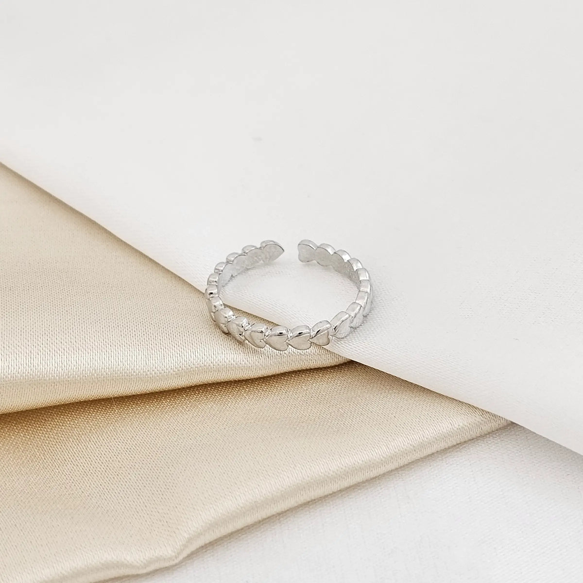 Anillo Corazones Lisos En Fila Plateado Rf K3971