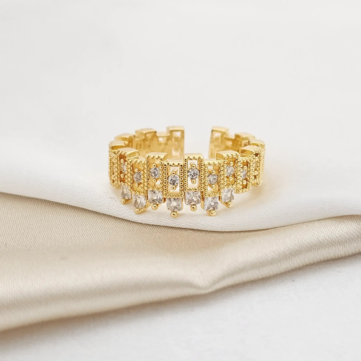 Anillo Cuadros Con Circones Pequeños Dorado Rf K3708