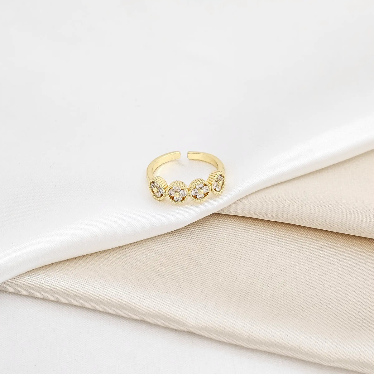 Anillo Cuatro Flores Circones Dorado Rf K6305