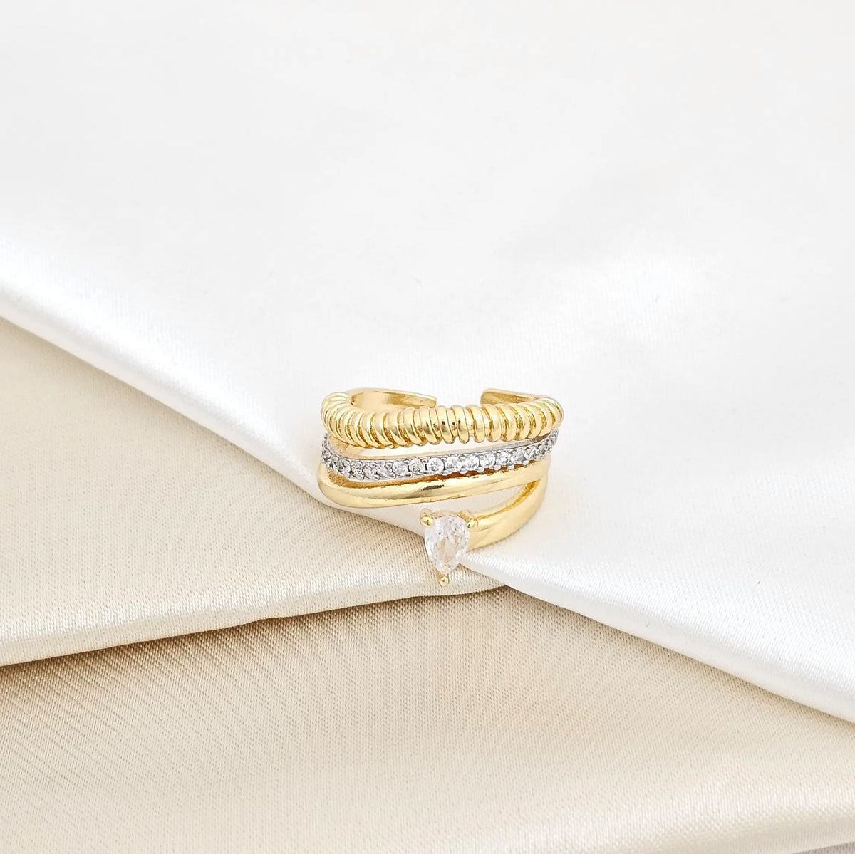 Anillo Cuatro Lineas Con Piedra Circon Dorado Rf K5655