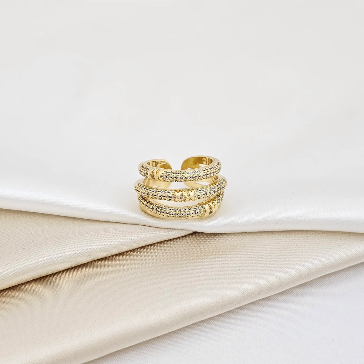 Anillo Cuatro Lineas Cruzadas Con Circones Dorado Rf K6999