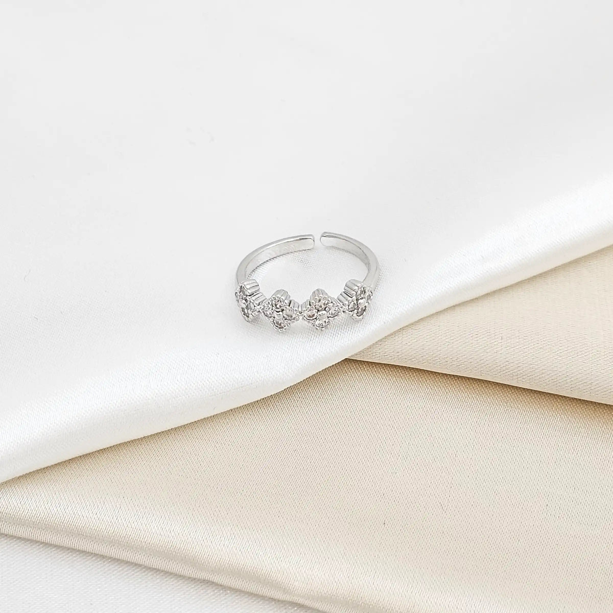 Anillo Cuatro Trebol Con Circones Plateado Rf K6308