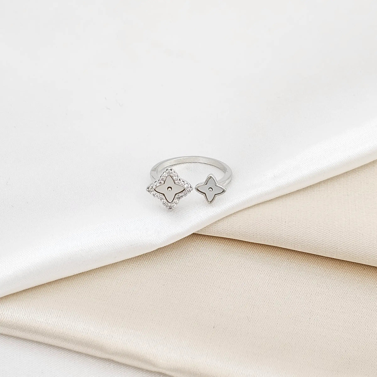 Anillo Doble Flor Con Nacar Y Circones Plateado Rf K6310