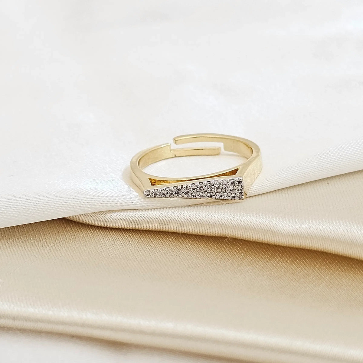 Anillo Dorado Con Triangulo Circones Plateado Rf K5430