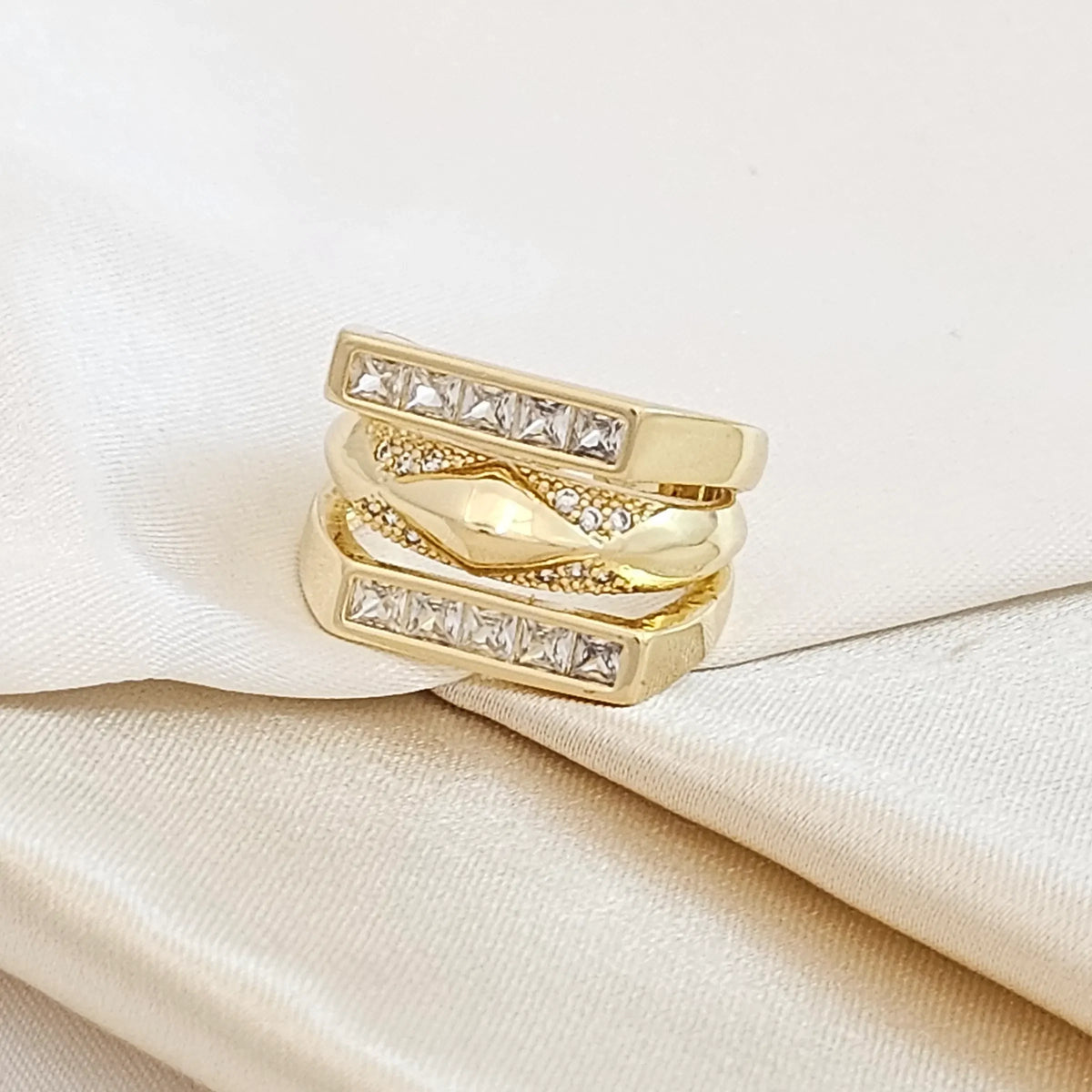 Anillo Egipcio Con Circones Dorado Rf K4329
