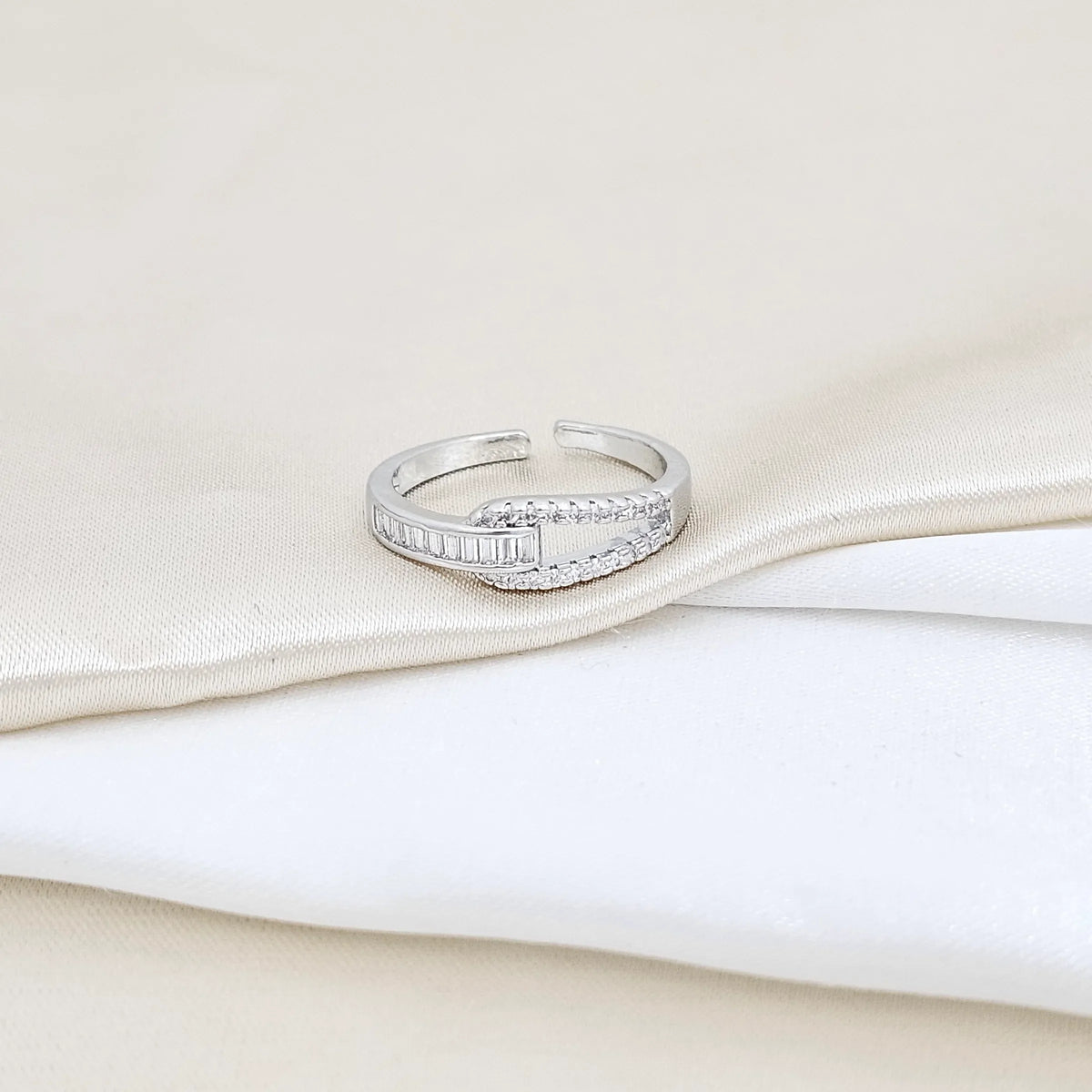 Anillo Enlazado Con Circones Plateado Rf K5815