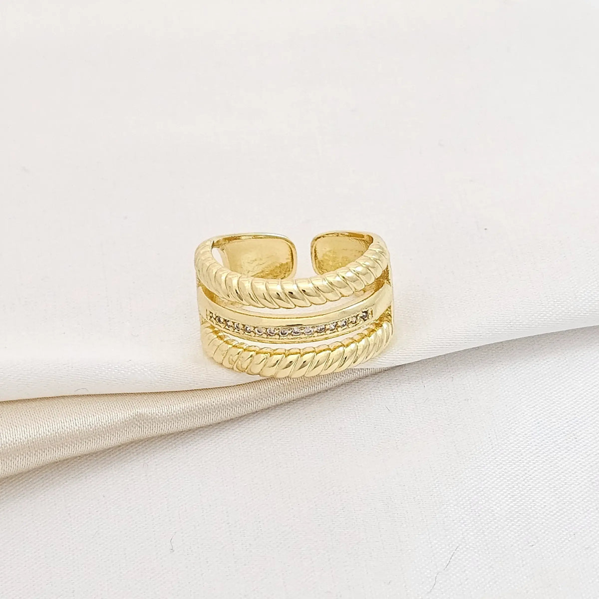 Anillo Enlazado Linea Con Circones Dorado Rf K3815