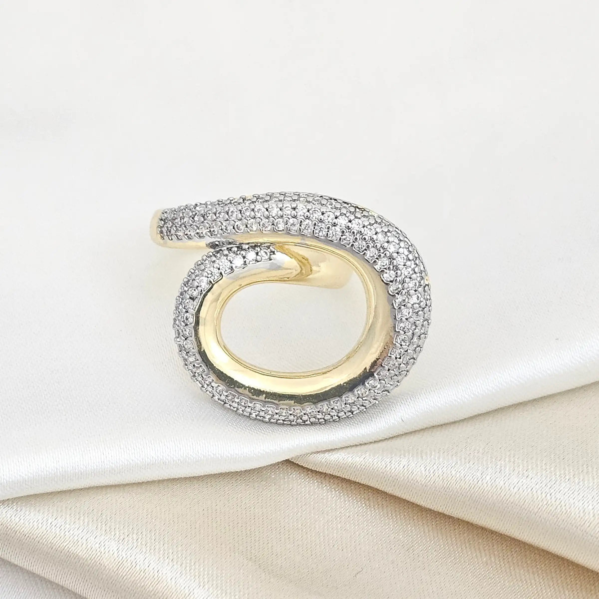 Anillo Espiral Dorado Con Circones Plateados Rf K4920