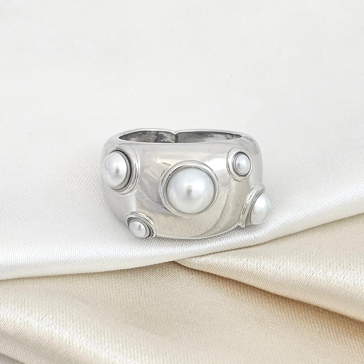 Anillo Grueso Plateado Con Cinco Perlas Rf K4924