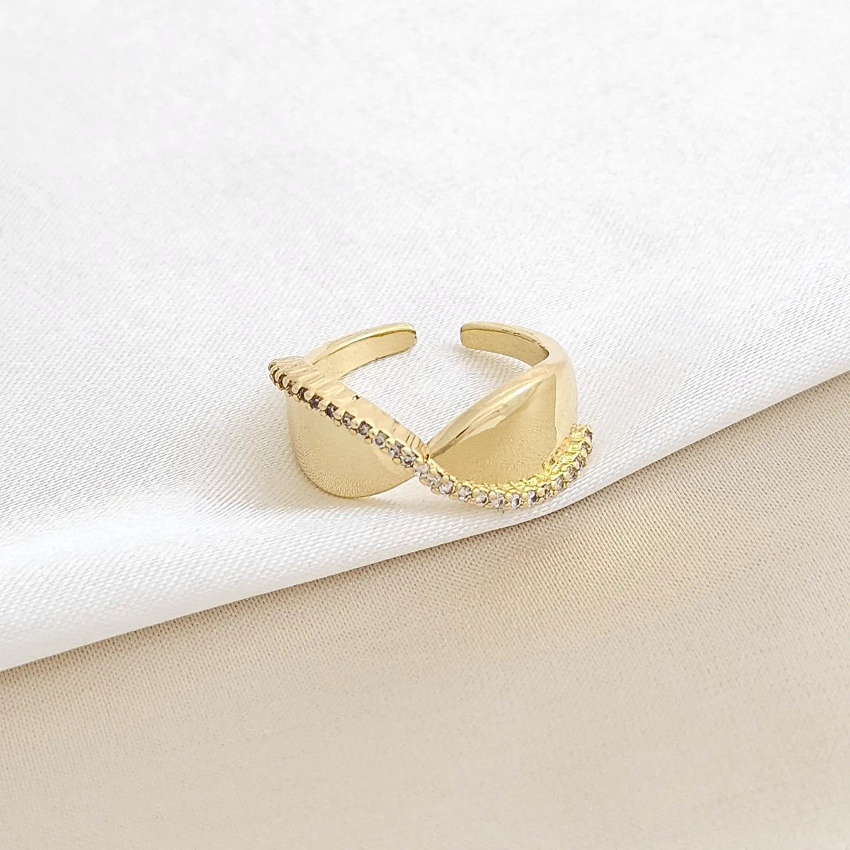 Anillo Infinito Con Circones Dorado Rf K3274