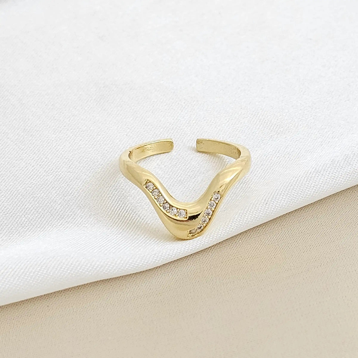 Anillo Letra V Con Circones Dorado Rf K3266