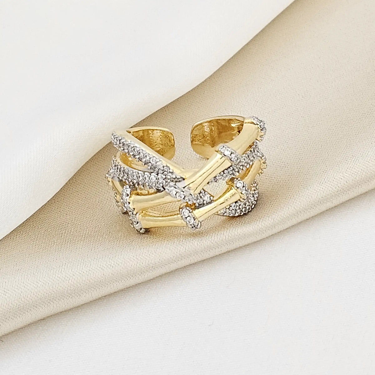 Anillo Lineas Dorado Con Circones Plateado Rf K5336