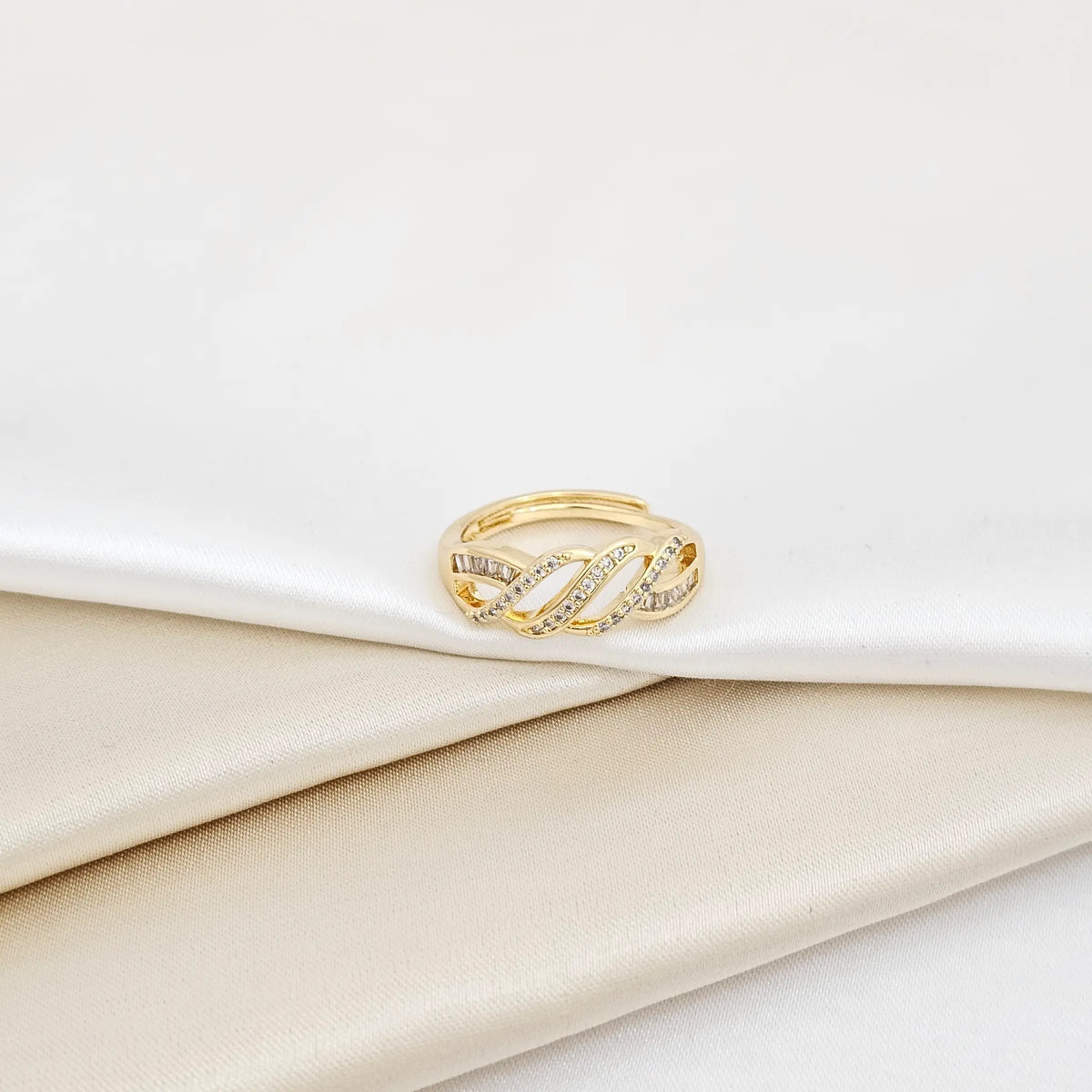 Anillo Lineas Elegantes Con Circones Dorado Rf K6997