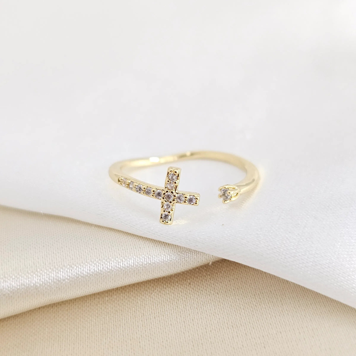 Anillo Liso Cruz Con Circones Dorado Rf K7937