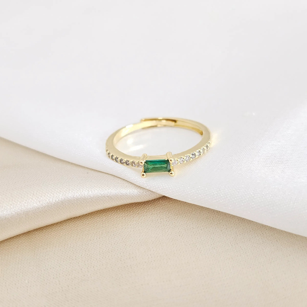 Anillo Liso Dorado Circon Cuadrado Verde Rf K7944