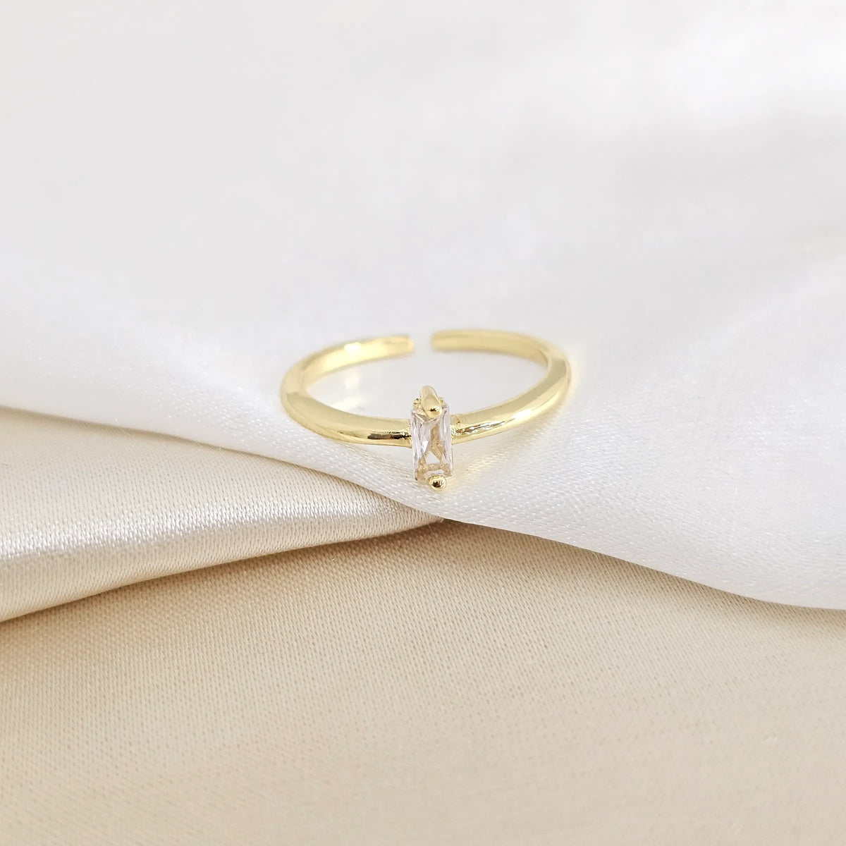 Anillo Liso Dorado Circon Rectangular Cristal Rf K7935