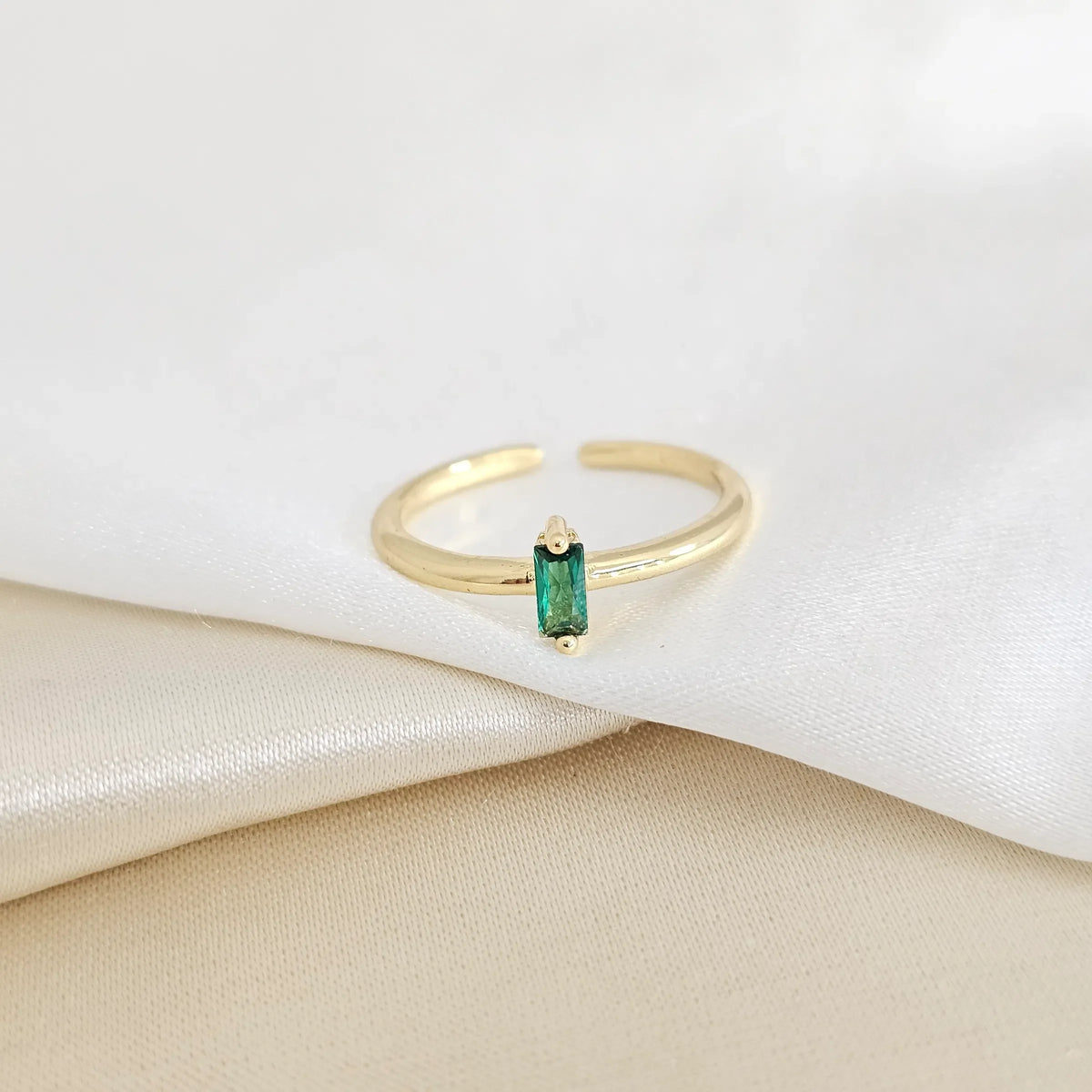 Anillo Liso Dorado Circon Rectangular Verde Rf K7936