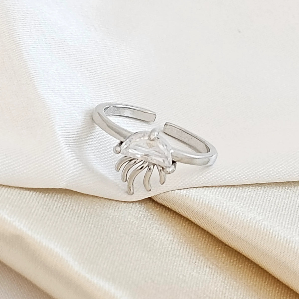 Anillo Medusa Con Circon Plateado Rf K4320