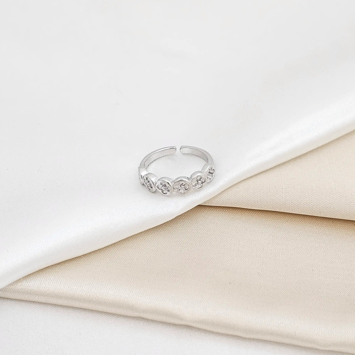 Anillo Mini Trebol Con Circones Plateado Rf K6304