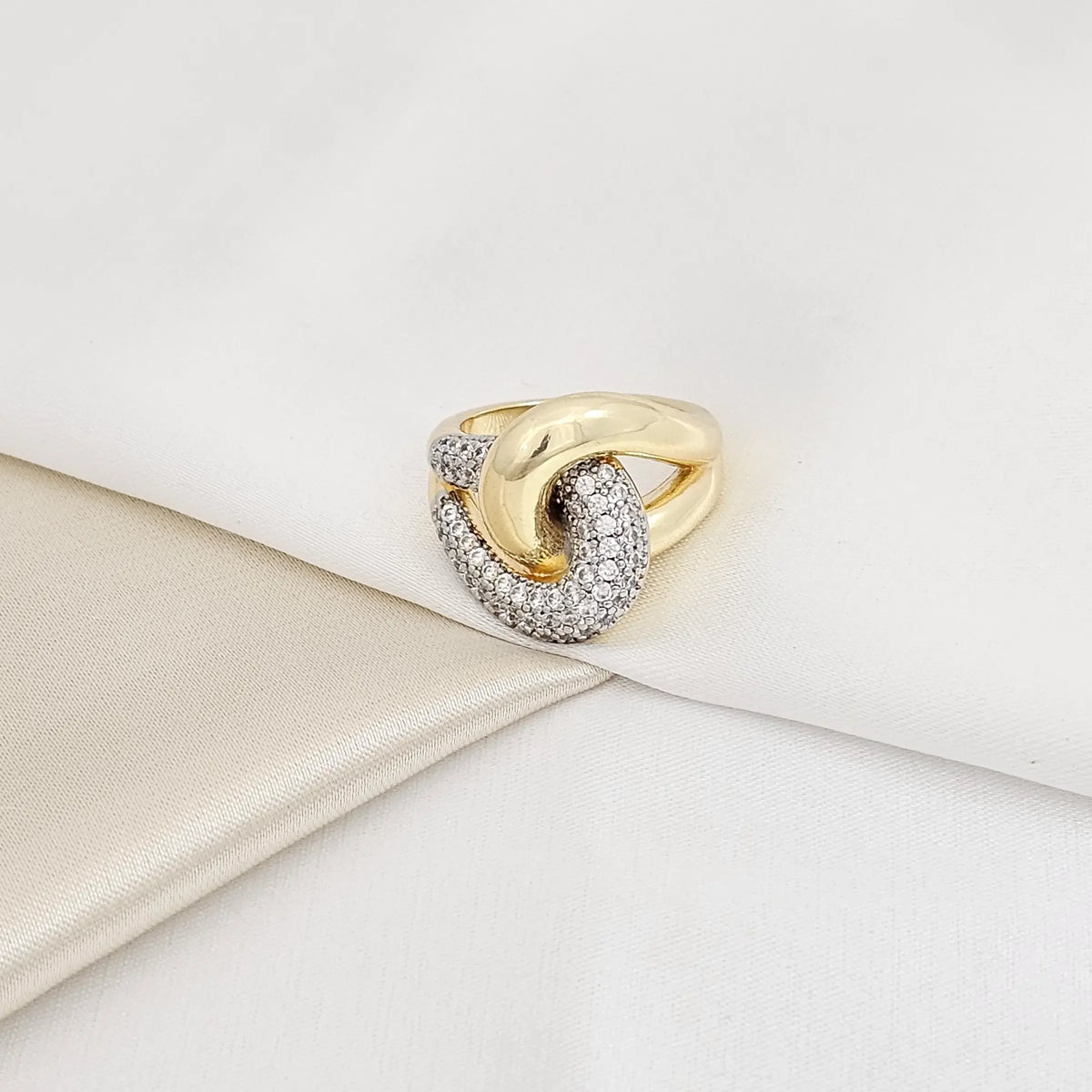 Anillo Nudo Dorado Y Plateado Con Circones Rf K5521