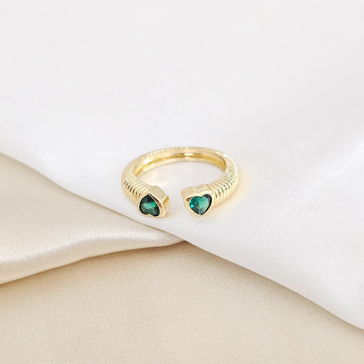 Anillo Rayado Con Doble Corazones Circones Verdes Rf K7943