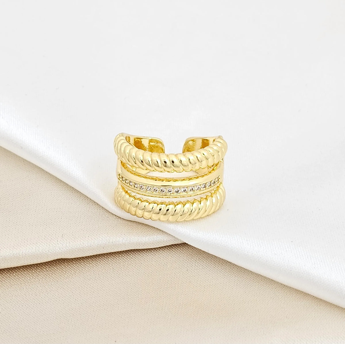 Anillo Tres Lineas Trenzadas Y Circones Dorado Rf K5685