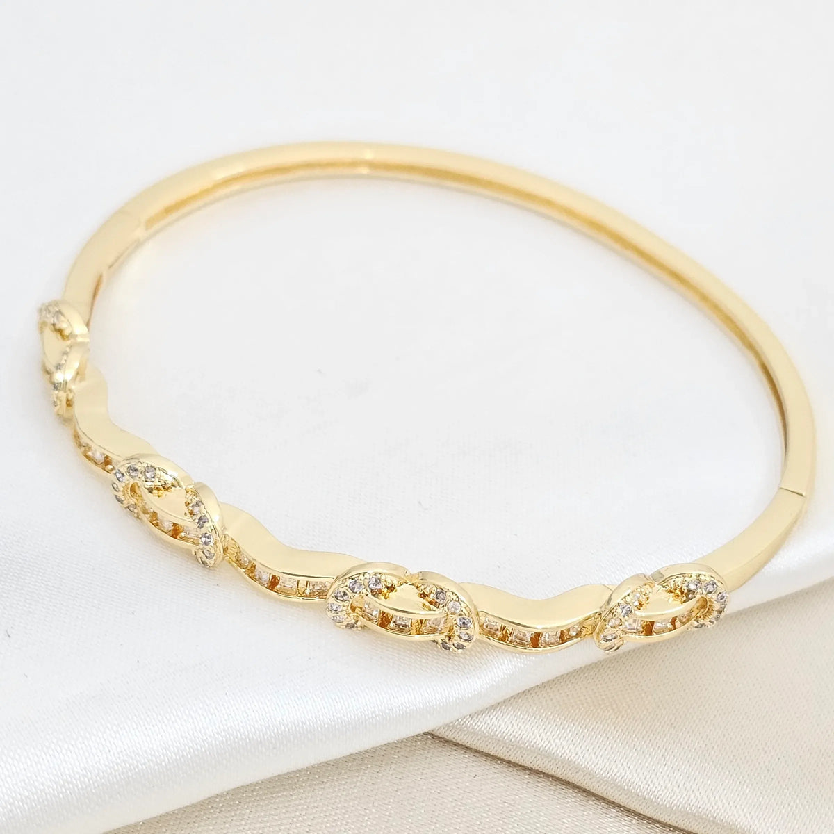 Brazalete Aros Unidos Con Circones Dorado Rf K6593