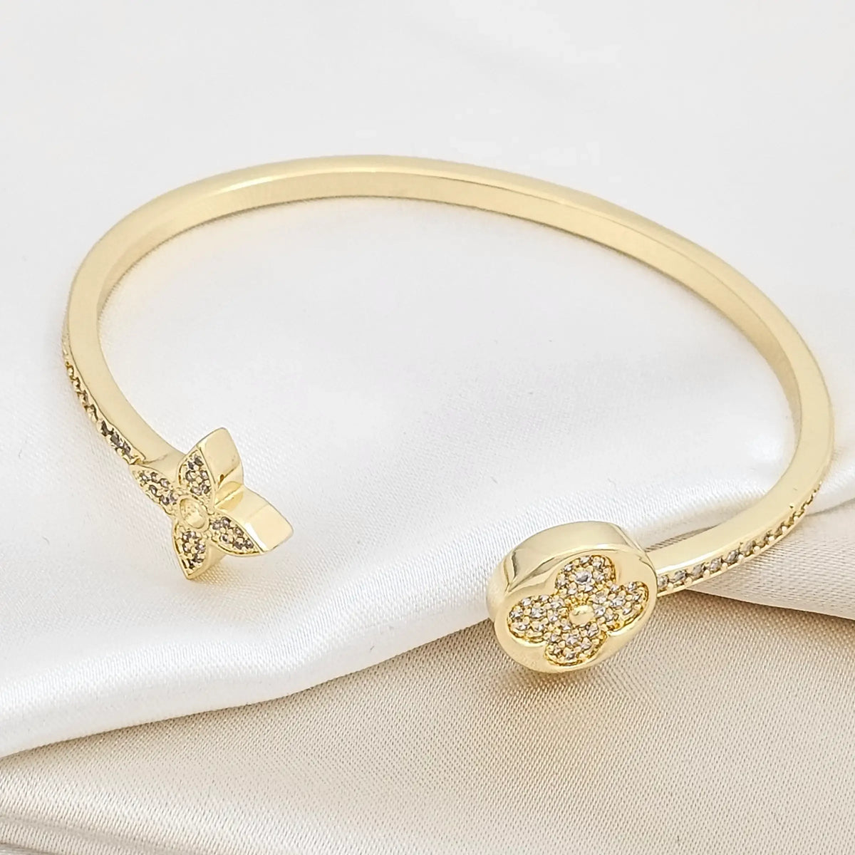 Brazalete Doble Flor Con Circones Dorado Rf K6315