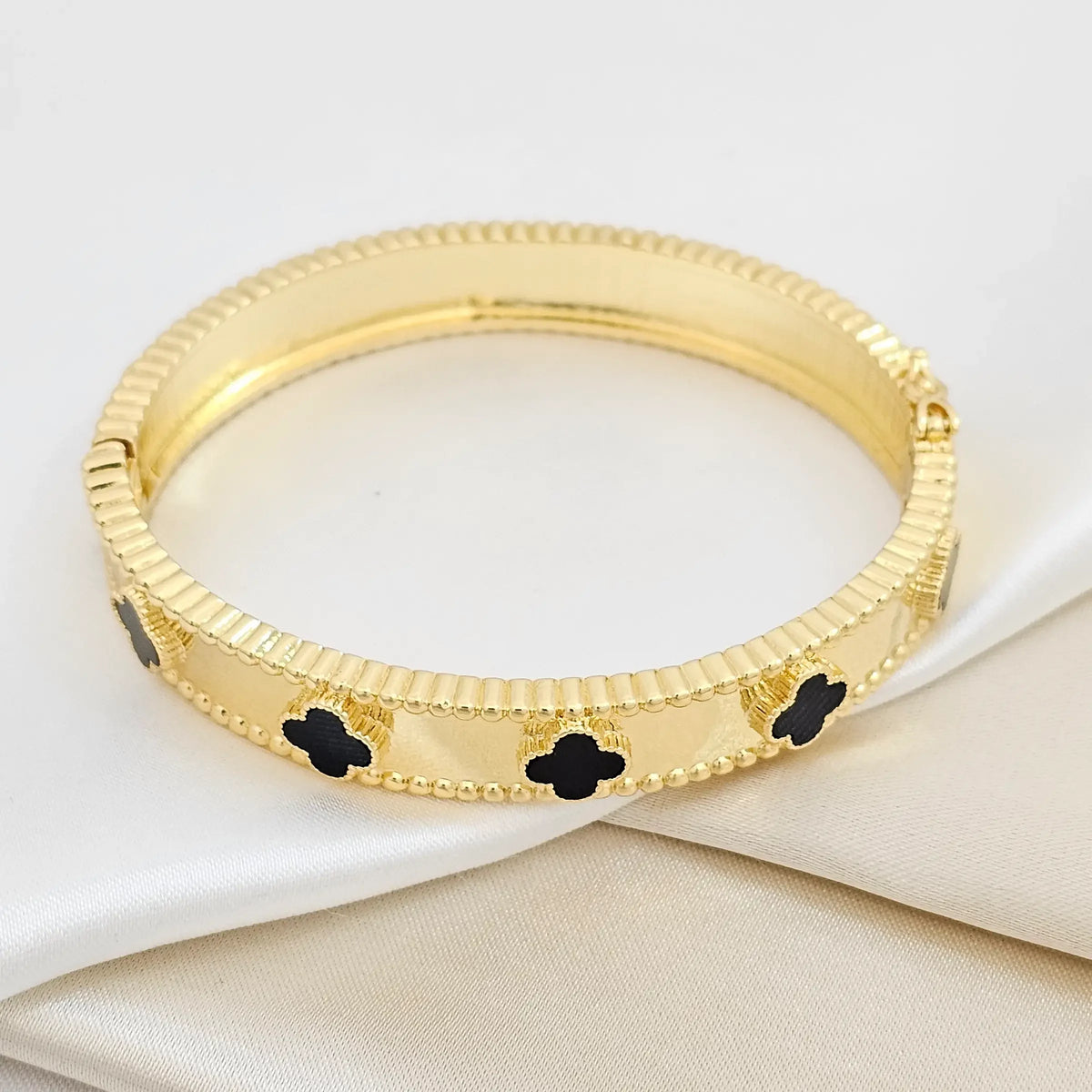Brazalete Dorado Mini Trebol Negro Rf K6239
