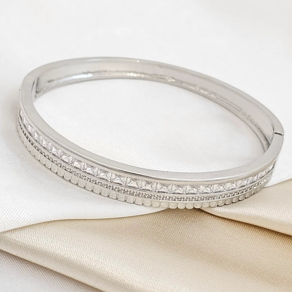 Brazalete Elegante Grueso Con Circones Plateado Rf K7665