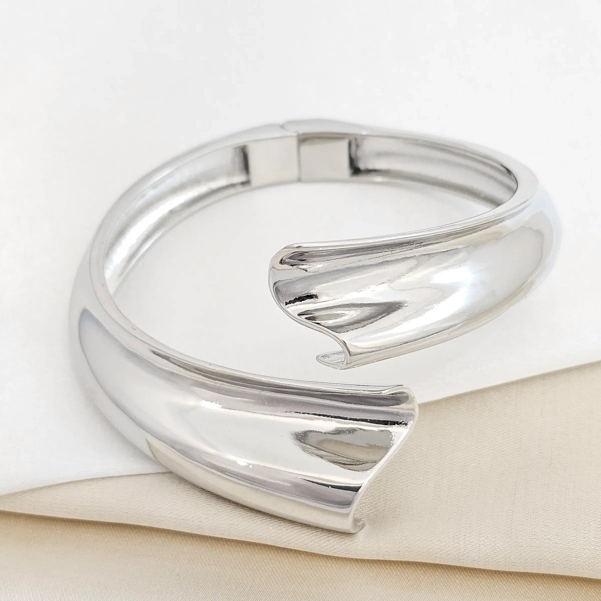 Brazalete Elegante Liso Flexible Plateado Rf K5695