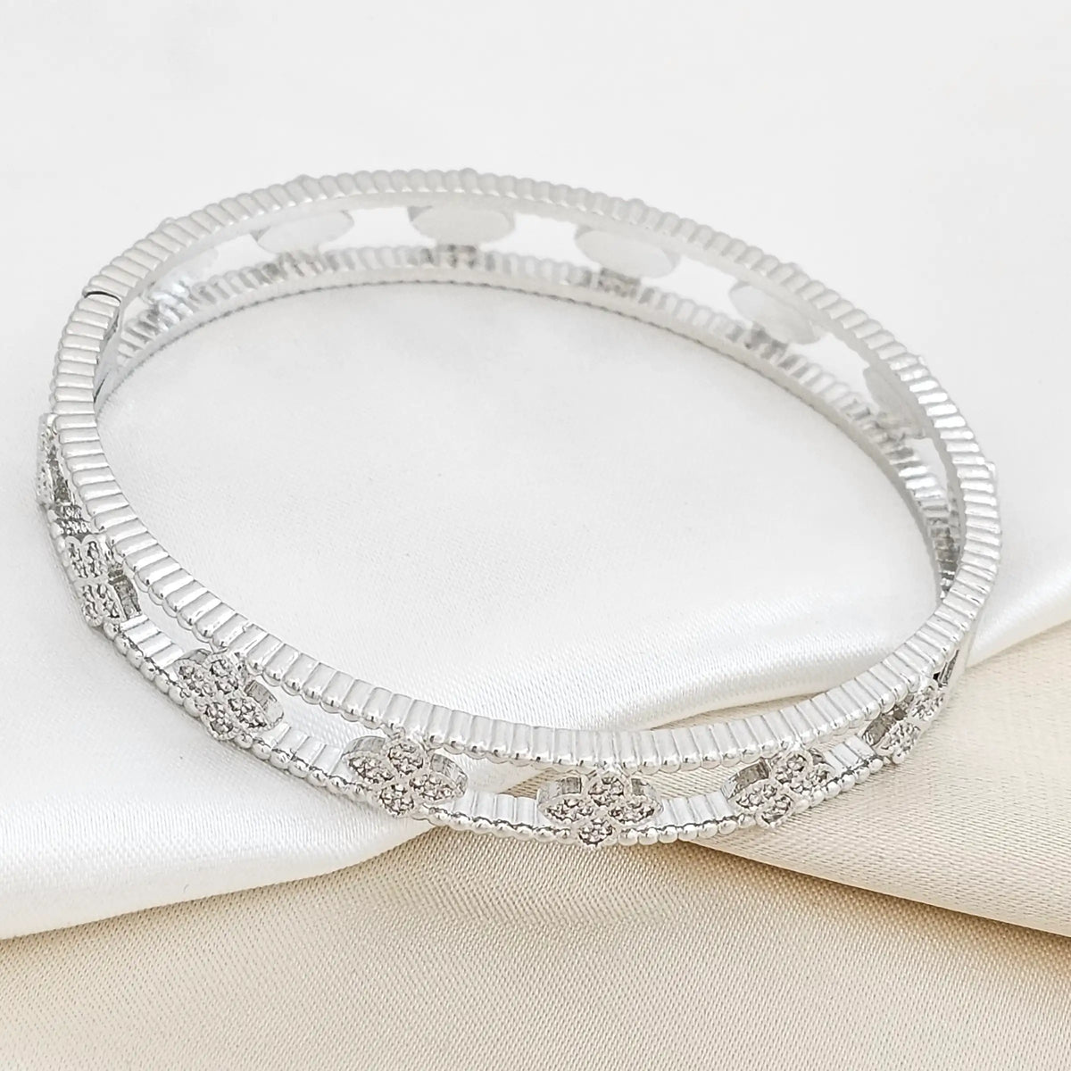 Brazalete Flores Pequeñas Con Circones Plateado Rf K6318