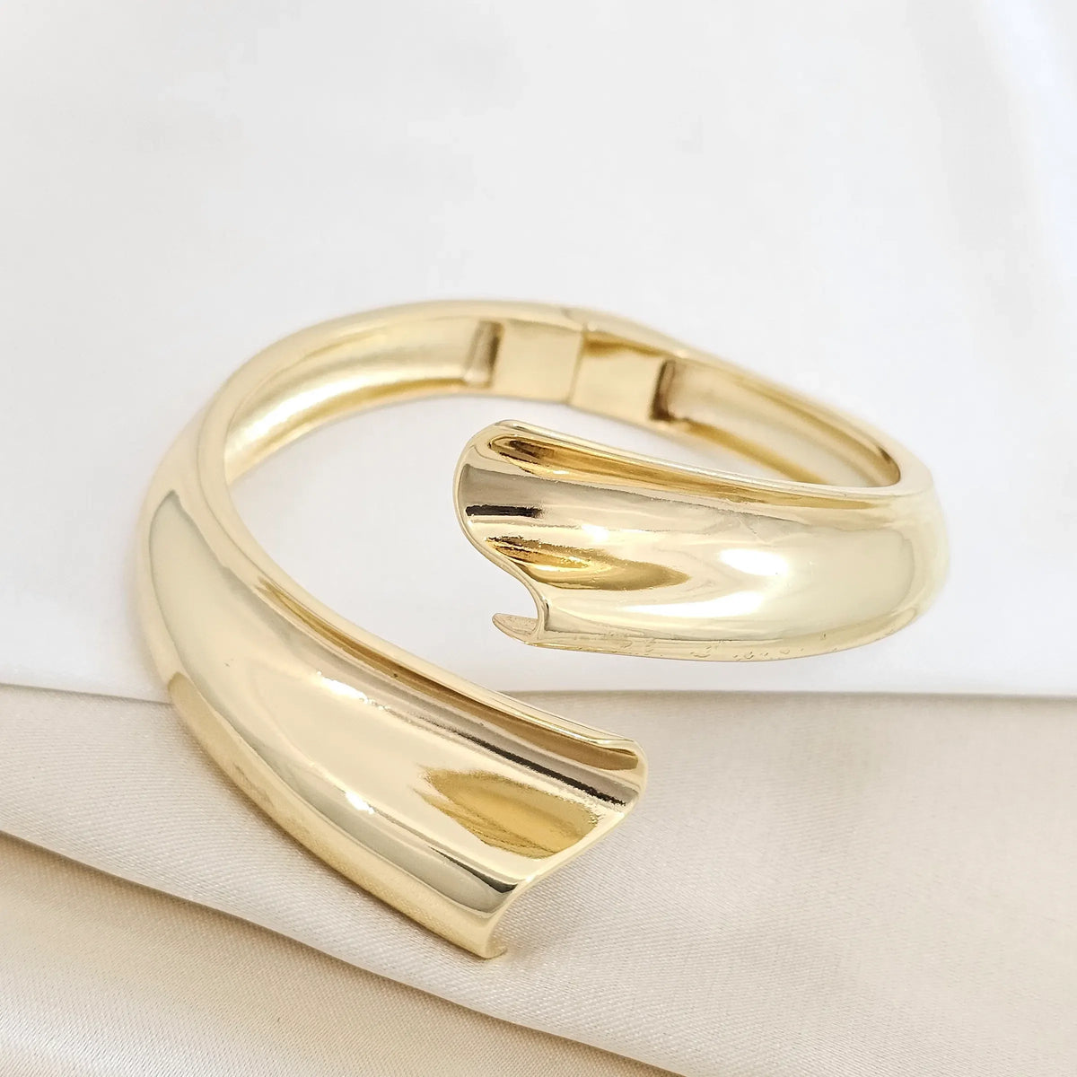 Brazalete Grueso Liso Dorado Rf K7666