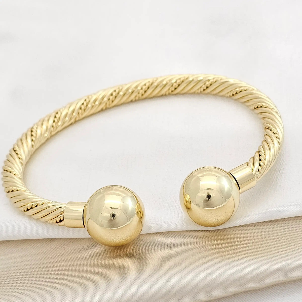 Brazalete Grueso Tranzado Con Bolas Dorado Rf K3750
