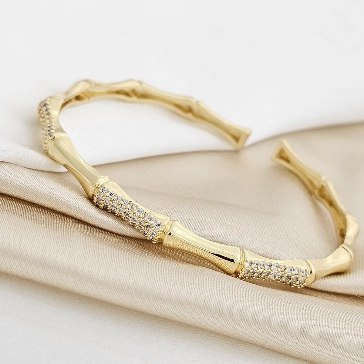 Brazalete Hueso Con Circones Dorado Rf K1535