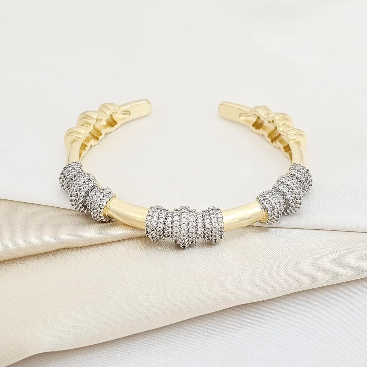 Brazalete Liso Con Circones Plateados Rf K5940