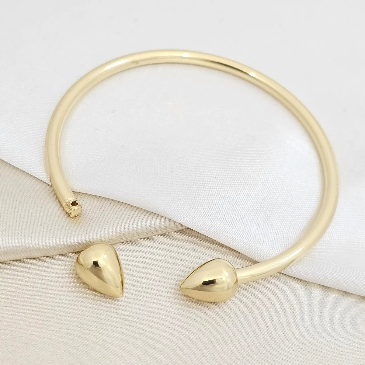 Brazalete Liso Con Doble Gota Dorado Rf K7169